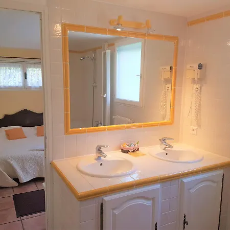 Bed and breakfast With Charm, Quiet, Kitchen, Sw Pool. Grasse